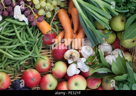 Les fruits et légumes dans un panier en osier Banque D'Images