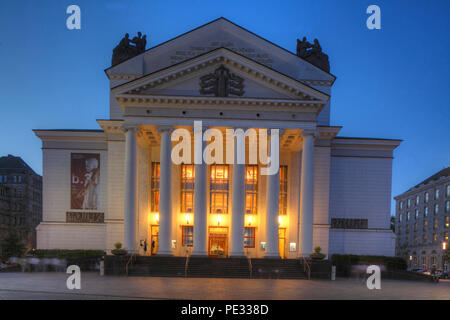 L'opéra allemand sur le Rhin / Théâtre de la ville de Duisburg au König-Heinrich-Platz au crépuscule, Duisburg, Ruhr, Rhénanie du Nord-Westphalie, Allemagne, Banque D'Images