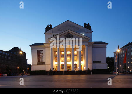 L'opéra allemand sur le Rhin / Théâtre de la ville de Duisburg au König-Heinrich-Platz au crépuscule, Duisburg, Ruhr, Rhénanie du Nord-Westphalie, Allemagne, Banque D'Images