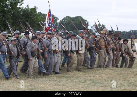 L'armée confédérée sur le champ de bataille pour la reconstitution de la guerre civile américaine Banque D'Images