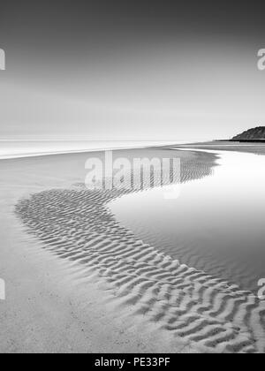 Les courbes dans le sable sur la plage de Mundesley. Banque D'Images