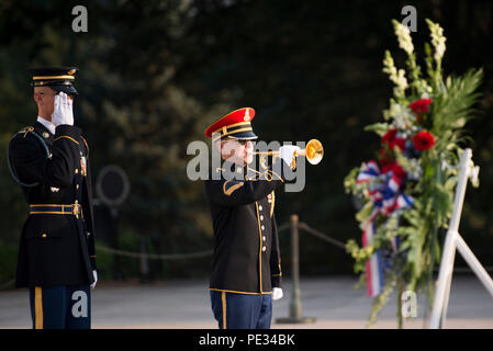 Un clairon de la U.S. Army Band, "Pershing's propre, robinets" joue au cours d'une gerbe sur la Tombe du Soldat inconnu au cimetière national d'Arlington, le 4 septembre 2015, à Arlington, Va. Penny Mordaunt, MP, Ministre du Royaume-Uni d'état aux forces armées, a déposé une couronne au cours de la cérémonie. (U.S. Photo de l'armée par Rachel Larue/libérés) Banque D'Images