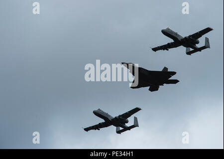 Un U.S. Air Force F-22 Raptor du 95e Escadron de chasse, à la base aérienne Tyndall, en Floride, et A-10 Thunderbolt II à partir de la 303e Escadron de chasse une partie de la 478e Escadre de chasse, D. Whiteman Air Force Base, Mo., volent en formation sur la base aérienne d'Amari, l'Estonie, le 4 septembre 2015. L'US Air Force a déployé quatre F-22 Raptors, un C-17 Globemaster III, environ 60 aviateurs et l'équipement associé à la base aérienne de Spangdahlem, en Allemagne. Bien que ces avions et aviateurs sont en Europe, ils vont procéder à la formation d'air avec d'autres aéronefs basé en Europe. Les États-Unis s'engage à continuer d'être rassurés eff Banque D'Images