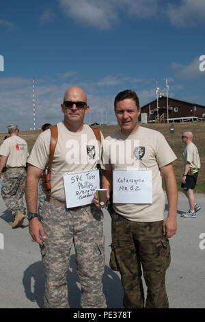 Le capitaine de l'armée américaine P.J. Preddy et Marine Polonaise Le Lieutenant Cmdr. Kris Grunert, tous deux membres de la Force multinationale de bataille Group-East siège à Camp Bondsteel, Kosovo, posent avec des signes d'honorer les victimes de suicide dans leur vie au cours d'un 12 septembre 2015, la sensibilisation au suicide à pied au Camp Bondsteel. Preddy porte le nom de la CPS. Toby Phillips, qui ont servi dans le peloton du Preddy dans la 101st Airborne Division. L'événement a réuni plus de 200 membres de multinationales afin d'honorer la mémoire des victimes de suicide et à mieux faire connaître les possibilités de diffusion externe. (U.S. Photo de l'armée par le Sgt. Gina Russe Banque D'Images