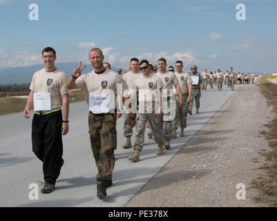 Plus de 200 allemand, polonais et américains membres de marcher le long de la Camp Bondsteel, au Kosovo, au cours d'un 12 septembre 2015 la sensibilisation au suicide, événement organisé par le ministère de l'unité de combat multinationales Group-East équipe. L'événement a eu lieu pour la communauté MNBG-E de se réunir pour honorer la mémoire des victimes de suicide et à mieux faire connaître les possibilités de diffusion externe. (U.S. Photo de l'armée par le Sgt. Gina Russell, Bataille multinationales Group-East) Banque D'Images