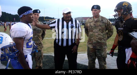 Le colonel Phil Brooks (à droite), le commandant de la 1st Armored Brigade Combat Team, et le lieutenant-colonel James Lander (à gauche), le commandant adjoint de la 2e Brigade Combat Team, inscrivez-vous les joueurs pour le tirage au sort que les capitaines honoraires au cours de l'école secondaire de Richmond Hill de la Journée de reconnaissance militaire jeu de football à Richmond Hill, en Géorgie, le 11 septembre. Le Richmond Hill battre les Wildcats Institut de Bradwell Tigers 17-14. Banque D'Images