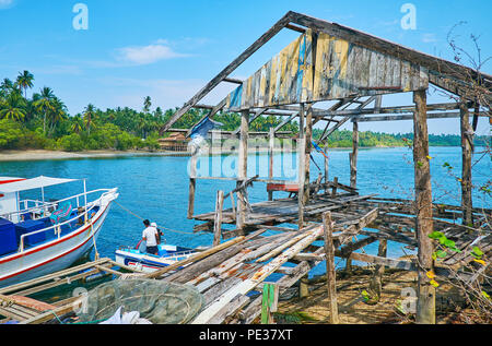 Vestiges de maison en bois abandonnés par la rivière en Thazin village, situé à côté de Ngwesaung resort, le Myanmar. Banque D'Images