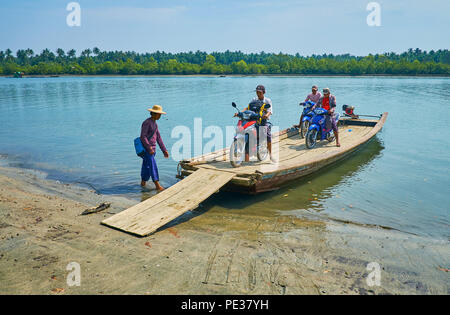 THAZIN, MYANMAR - 28 février 2018 : Les gens descendre le ferry avec des vélos et des sacs dans petit village de pêcheurs, situé sur la rive du fleuve entre Chaung T Banque D'Images