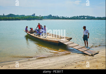 CHAUNG THA, LE MYANMAR - 28 février 2018 : Le train-ferry est arrivé au petit village et les passagers se préparent à quitter, le 28 février à Chaung Tha Banque D'Images