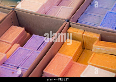 Nice, Cote d Azur, France, juin 2018, barres de savon fabriqué localement colorés à vendre at a market stall Banque D'Images