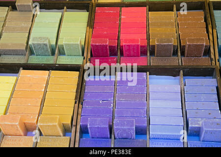 Nice, Cote d Azur, France, juin 2018, barres de savon fabriqué localement colorés à vendre at a market stall Banque D'Images