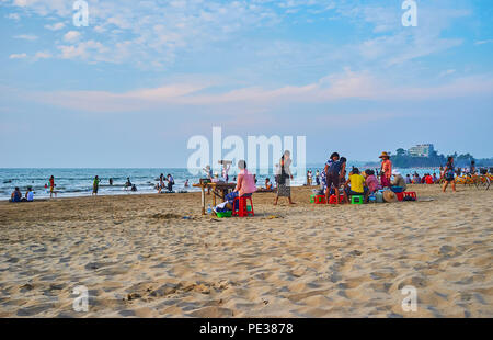 CHAUNG THA, LE MYANMAR - 28 février 2018 : Les gens apprécient la famille pique-nique sur la plage au bord du golfe du Bengale, le 28 février à Chaung Tha. Banque D'Images