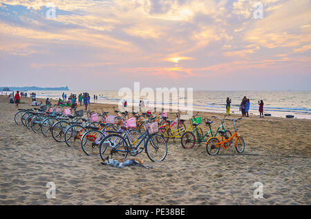 CHAUNG THA, LE MYANMAR - 28 février 2018 : La balade en vélo le long de la plage au coucher du soleil sur la baie du Bengale est l'attraction populaire parmi la jeunesse locale, donc il y Banque D'Images