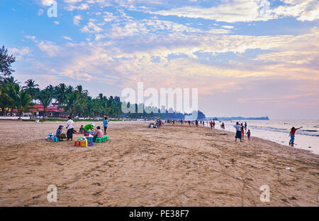 CHAUNG THA, LE MYANMAR - février 28, 2018 : le coucher du soleil est le moment idéal pour marcher le long de la plage, profitez du son de la marée et de la beauté du ciel, sur Februar Banque D'Images