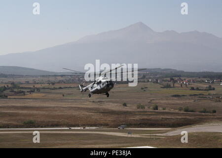 Un hélicoptère MI-17 décolle à Camp Bondsteel, au Kosovo, au cours d'une multinationale, huit navires de la mission de l'aviation, le 16 septembre 2015, au cours de la campagne du Kosovo. Bataille multinationales Group-East aviators a coordonné la mission dans le cadre de sa mission de bâtir l'interopérabilité des alliés tout en soutenant la sûreté, la sécurité et la liberté de circulation au Kosovo (U.S. Photo de l'armée par le Lieutenant-colonel Gilbert Buentello, Bataille multinationales Group-East) Banque D'Images