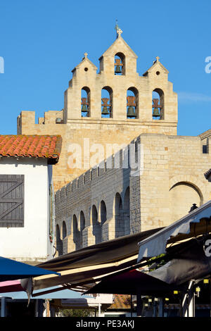 L'église fortifiée des Saintes-Maries-de-la-Mer, une commune française, située dans le département des Bouches-du-Rhône par la mer Méditerranée dans le sud de la France Banque D'Images