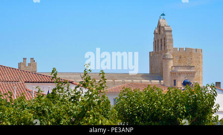 L'église fortifiée des Saintes-Maries-de-la-Mer, une commune française, située dans le département des Bouches-du-Rhône par la mer Méditerranée dans le sud de la France Banque D'Images