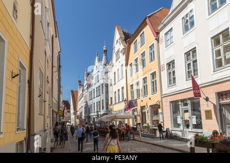 Les vieux bâtiments et un grand nombre de touristes sur la rue Pikk à la vieille ville de Tallinn, Estonie, lors d'une journée ensoleillée en été. Banque D'Images