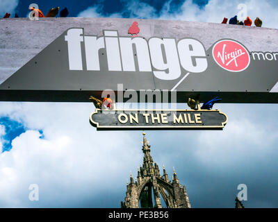 Le lieu d'entrée 10, street festival parrainé par Virgin Money à Edinburgh Fringe Festival, sur le Mile, Édimbourg, Écosse, Royaume-Uni, avec St Giles spire Banque D'Images