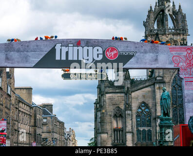 Le lieu d'entrée 10, street festival parrainé par Virgin Money à Edinburgh Fringe Festival, sur le Mile, Édimbourg, Écosse, Royaume-Uni, avec St Giles spire Banque D'Images