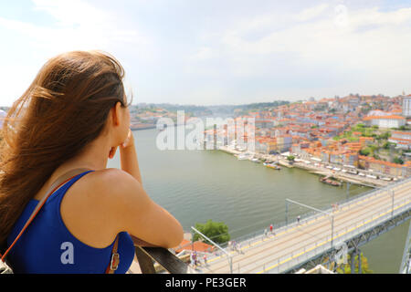 Jeune femme urbaine bénéficiant du vent dans son visage en regardant la ville de Porto, Portugal, Europe Banque D'Images