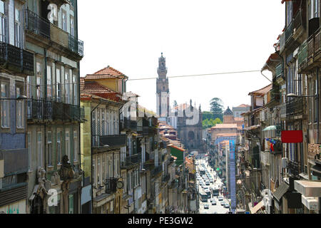 Les bâtiments donnent sur sur la route de Porto qui va à l'église baroque de la Tour des Clercs avec est sur l'arrière-plan, la ville de Porto, Portugal Banque D'Images