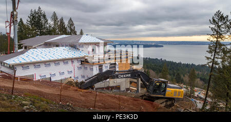 WEST VANCOUVER, BC, CANADA - May 10, 2016 : Nouvelle maison en construction à West Vancouver's British Properties. La zone continue de voir une vague d'investissements de la marché chinois. Banque D'Images