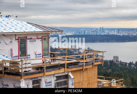 WEST VANCOUVER, BC, CANADA - May 10, 2016 : Nouvelle maison en construction à West Vancouver's British Properties. La zone continue de voir une vague d'investissements de la marché chinois. Banque D'Images