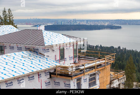 WEST VANCOUVER, BC, CANADA - May 10, 2016 : Nouvelle maison en construction à West Vancouver's British Properties. La zone continue de voir une vague d'investissements de la marché chinois. Banque D'Images