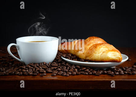 Croissant pain et du café noir Banque D'Images