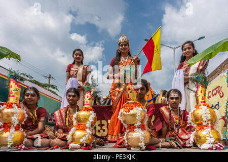 Mellahalli, Karnataka, Inde - 1 novembre, 2013 : Karnataka Rajyotsava Parade. Bhuvaneshvari déesse entourée de jeunes femmes sous entourage blue sk Banque D'Images