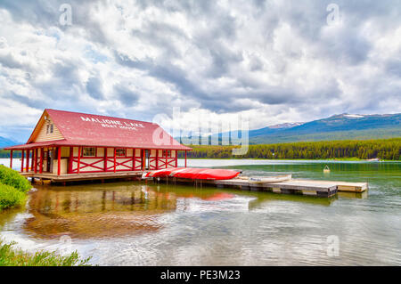 JASPER, CANADA - May 10, 2018 : canots colorée se coucher sur le lac Maligne, Maison Bateau dock dans le parc national Jasper, Alberta, Canada. Le lac est connu fo Banque D'Images