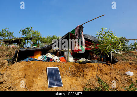 L'énergie solaire est la seule source d'alimentation dans le camp de réfugiés rohingyas à Balukhali. Cox's Bazar, Bangladesh Banque D'Images