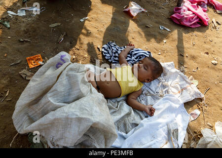 Un enfant réfugié Rohingya de dormir à l'intérieur d'un Balukhali à Fortune, Cox's Bazar, Bangladesh Banque D'Images