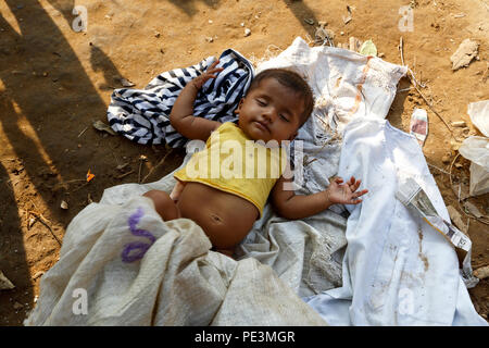 Un enfant réfugié Rohingya de dormir à l'intérieur d'un Balukhali à Fortune, Cox's Bazar, Bangladesh Banque D'Images