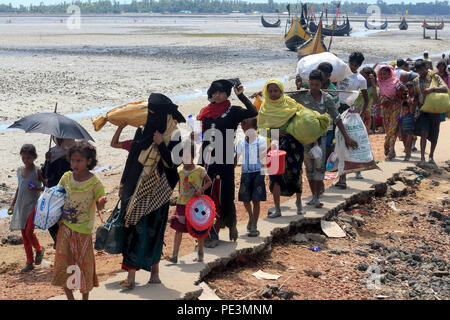 Réfugiés rohingyas, qui est arrivé en provenance du Myanmar traversant le fleuve Naf par bateau, marcher vers un camp de réfugiés à Shah Porir Dweep. Teknaf, Cox's Bazar, Bang Banque D'Images