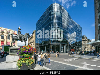 110, rue Queen, bureau situé à l'angle de la rue Queen et Ingram Street à Glasgow Ecosse UK avec Wellington Monument à gauche Banque D'Images