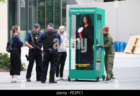 Oprah Winfrey figure d'espoir émerge en tant que terres d'atout à Londres. Hyper réaliste d'un chiffre de l'animateur américain franc a été vu devant l'ambassade des États-Unis ce matin, en tant que puissance de Paddy en chute les chances de devenir président d'Oprah à 20/1, et la campagne pour elle de fonctionner en 2020 augmente. Doté d''atmosphère : où : London, Royaume-Uni Quand : 12 Oct 2018 Crédit : Joe Pepler/WENN.com/PinPep Banque D'Images