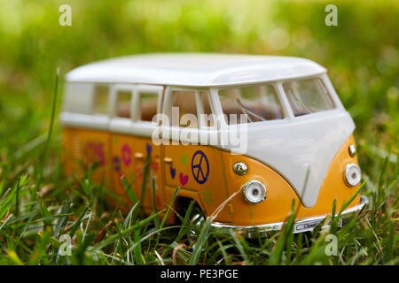 Figurine toy bus VW Orange hippie avec billes en geen gras Banque D'Images