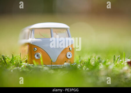 Figurine toy bus VW Orange hippie avec billes en geen gras Banque D'Images