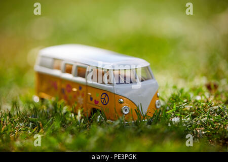 Figurine toy bus VW Orange hippie avec billes en geen gras Banque D'Images