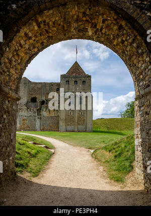 Le donjon normand de Castle Rising vu à travers la porterie arch. Banque D'Images