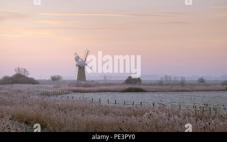 St Bennets mill à travers champs sur un hiver glacial matin. Banque D'Images