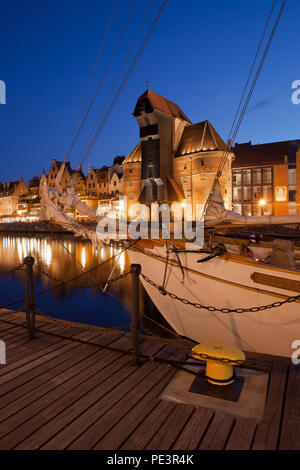 Les toits de la vieille ville de Gdansk dans la nuit avec la grue et la location de bateau à voile, vieux port de la ville à la rivière Motlawa sur la côte de la mer Baltique en Pologne Banque D'Images