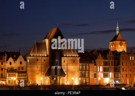 Ville de Gdansk en Pologne, la grue est éclairée la nuit, 15e siècle ville monument et rangée de maisons historiques de la Vieille Ville Banque D'Images