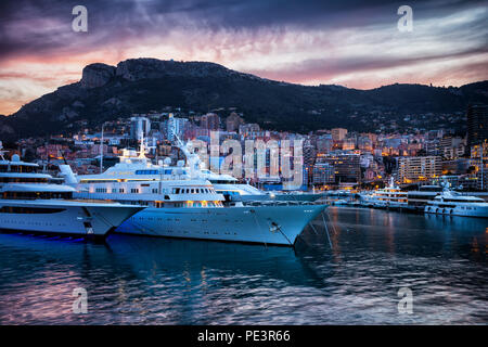 Principauté de Monaco par la mer Méditerranée à l'heure bleu crépuscule, le sud de l'Europe Banque D'Images