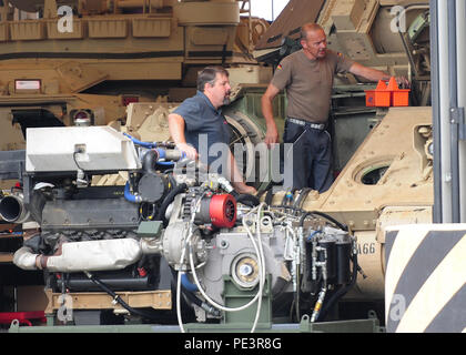 Entrepreneurs du chantier Coleman procède à des activités d'entretien sur un véhicule de combat Bradley au cours de l'armée américaine l'Europe à pied du terrain de soutien au 1er septembre. Les hauts dirigeants de l'USAREUR et l'OTAN ont pris part dans les trois jours, multi-pays dans toute l'Europe afin de permettre une meilleure compréhension des opérations et des capacités de soutien actuel à l'appui de partenariats de l'OTAN. (Photo par le sergent. Warren W. Wright Jr., 21 TSC Affaires publiques) Banque D'Images