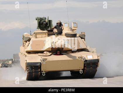 Entrepreneurs de la conduite des essais de fonctionnement chantier Coleman d'une M1A2 Abrams tank au cours de l'armée américaine l'Europe à pied du terrain de soutien au 1er septembre. Environ 250 chars, véhicules de combat Bradley, et l'auto-obusiers automoteurs sont une partie de l'ensemble de l'activité, qui a été l'un des hauts dirigeants de l'USAREUR d'arrêt et de l'OTAN a pris comme une partie d'un, trois jours tour multi-pays dans toute l'Europe afin d'examiner et de soutenir les capacités logistiques à l'appui de partenariats de l'OTAN. (Photo par le sergent. Warren W. Wright Jr., 21 TSC Affaires publiques) Banque D'Images