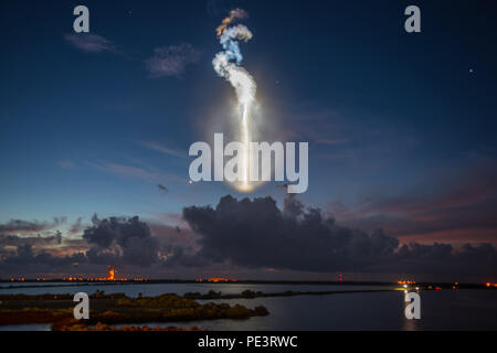 150902-N-ZZ999-004 Cap Canaveral, Floride (sept. 2, 2015) de la Marine américaine Le quatrième objectif de l'utilisateur mobile (système MUOS) satellite de communication, encapsulé dans un carénage de la charge utile de 5 mètres se soulève à partir de l'espace complexe de lancement-41. Le MUOS 4 chaînes apportera avancé, de nouvelles fonctionnalités de communication mondiale à mobile forces militaires. (Photo avec la permission de United Launch Alliance/libéré) Banque D'Images