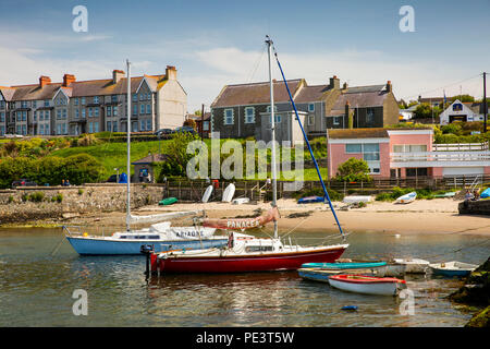 Royaume-uni, Pays de Galles, Anglesey, Cemaes, voiliers amarrés dans le port Banque D'Images